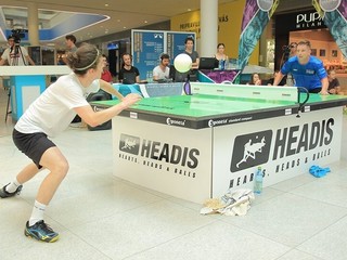 Pri headis ide o hlavičkovanie na stolnotenisovom stole.