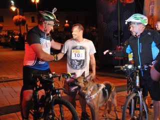 Nevidiaci bežec Andrej Farkaš (v strede) so svojím psom - fenkou Tarou na nočnom behu v Topoľčanoch.