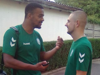 Takto pred rokom. Gatine (vľavo) a Benický si mali po zápase v Maďarsku čo povedať.