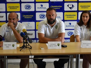 Nová akvizícia Iuventy Weronika Kordowieska v spoločnosti Petra Dávida (vľavo) a Jána Beňadika.