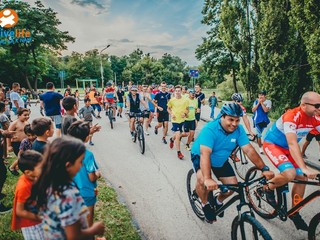 Ako cyklista si zašportoval i starosta Šaňa (vpredu v modrom).