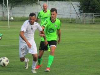 Futbalisti Krompách (v bielom) dosiahli cez víkend prvé víťazstvo v sezóne.