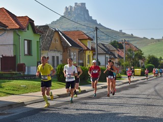 Dvadsať mierových kilometrov okolo Spišského hradu, bežci na trati. 