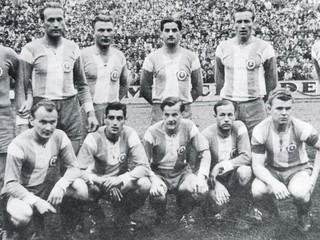 Mužstvo ŠK Bratislava na jar 1947. V podrepe v strede Gejza Šimanský.