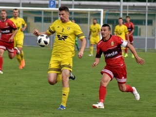 Nováčik z Kalše si v tretej lige zatiaľ počína výborne. Gólovo ju ťahá aj Štefan Majerník (s loptou).