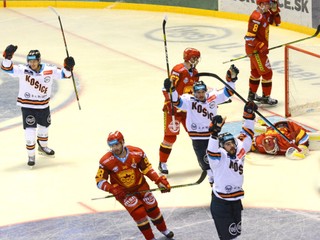 Obranca Jurij Repe (vpravo dole) sa teší z otváracieho gólu proti Trenčínu.