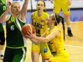 Vlani Košičanky v boji o bronz na Šamorín nestačili. Cez víkend si s nimi poradili na ich palubovke aj vďaka 15 bodom M. Balážovej (s loptou).