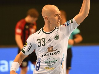 Dávid Michalka vyrukoval na zápas s Vardarom s novou frizúrou.