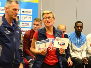 Legendárna nórska bežkyňa Ingrid Kristiansenová so svojím štartovým číslom na tohtoročnom MMM.