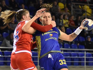 Michalovčanky sa so Slaviou poriadne natrápili, ani šesť gólov Kompaniecovej (vpravo) im na výhru nestačilo.