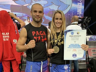 Barbora Mayerová pózuje s bronzovou medailou.