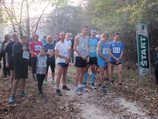 Pretekári tesne pred štartom jubilejného ročníka Ťahanovského lesného behu.