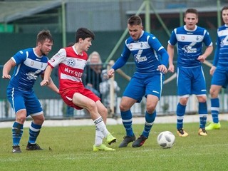 Futbalisti Plavnice (v modrom) cez víkend nútene pauzovali.