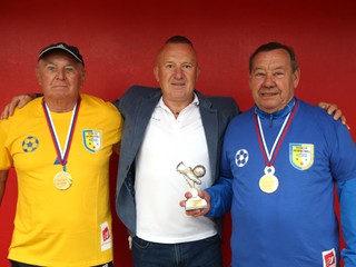 Zakladateľ medzinárodného futbalového turnaja Festival futbalových legiend a predseda jeho organizačného výboru Štefan Stolár pri odovzdávaní pamätných medailí a dresov „Košická futbalová legenda“ Jozefovi Móderovi a Gejzovi Farkašovi.
