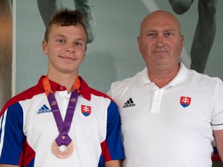 Matej Baluch s bronzom z juniorských ME. Vpravo jeho tréner Edmund Kováč.