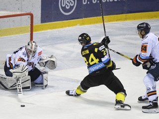 Brankár S. Škorvánek (vľavo) v Detve podržal svoj tím.