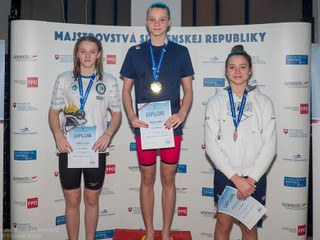 Lilian Slušná na najvyššom stupni víťazov na 50 m voľný spôsob v novom slovenskom rekorde.
