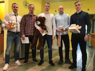 Piati Spišiaci - zľava Novák, Vartovník, Rapáč, Vantroba a Cibák - potešili deti z onkológie rôznymi darmi.