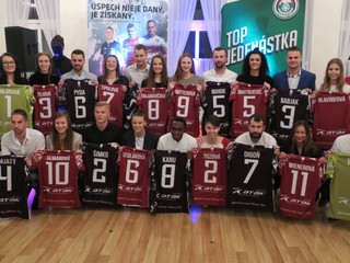 Spoločná fotografia najlepších futbalistov a futbalistiek na východe Slovenska za rok 2019.