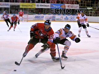 Zľava v popredí: Gilbert Gabor HC '05 iClinic Banská Bystrica a Samuel Chalupa z HK Dukla Ingema Michalovce.
