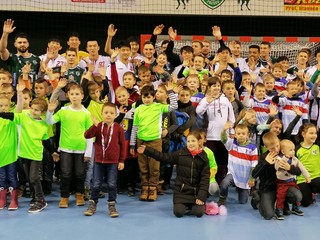 O výbornú atmosféru v dueli Prešova s Pekingom sa postaralo množstvo nádejných hádzanárov.