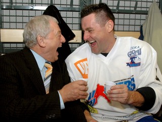 Peter Slanina (vpravo) v uvoľnenej debate s Jozefom Golonkom.