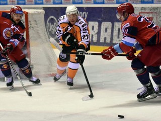 Vlani si v retro dresoch ešte zahral aj L. Nagy (v strede).