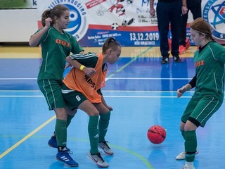 Dievčatá dokážu v práci s futbalovou loptou konkurovať aj chlapcom.