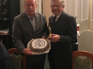 Eugenovi Magdovi (vpravo) k osemdesiatinám za Internacionálov VSS zablahoželal František Králka.