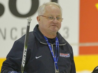 Bývalý tréner slovenskej hokejovej reprezentácie Július Šupler bol zaradený medzi legendy popradského hokeja.