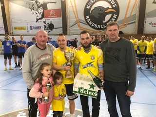 Zľava športový riaditeľ turnaja Mikuláš Jonec, hráči Tatrablesku Peter Kozár, Lukáš Šidlovský a hlavný organizátor Gabriel Németh.