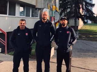 Hádzanári Košice Crows v reprezentácii. Zľava asistent trénera R. Antl, P. Hruščák a T. Urban.