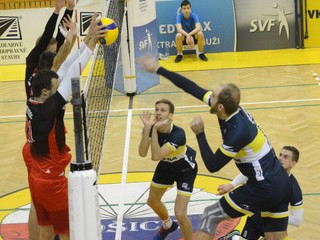 Košický smečiar M. Sopko ml. (vpravo) oslavoval Silvestra sám doma pred televízorom.