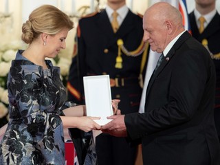Jozef Plachý si preberá Rad Ľudovíta Štúra od prezidentky Zuzany Čaputovej.