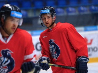 Obranu kamzíkov vystužil Američan Adam Larkin.