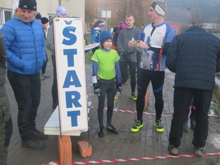 Na štarte neskorší víťaz pretekov Adam Tysz (s čelenkou).