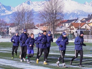 Popradskí futbalisti sa zatiaľ pripravujú v domácich podmienkach.