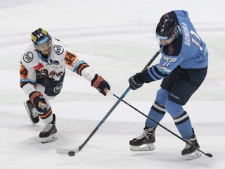 Žiga Pavlin (vľavo) podpísal v Košiciach zmluvu.