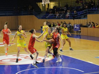 M. Balážová (s loptou) zaznamenala proti Dubčeku 19 bodov.