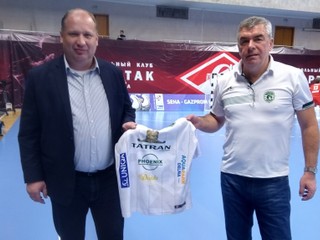 Dres Tatrana veľvyslancovi P. Priputenovi (vľavo) odovzdal M. Chmeliar.