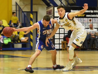 A. Monček (vpravo) pripomína Baldovskému seba za mlada.