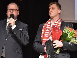 Moderátor Marcel Merčiak a víťaz Igor Čupryna.