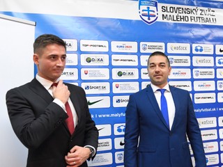 Zľava prezident Slovenského zväzu malého futbalu Peter Králik a prezident Európskej federácie malého futbalu Borislav Aleksandrov.