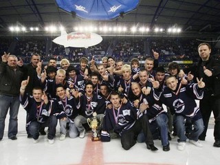 Tréner Svitek (horný rad - druhý zľava) so svojimi dorasteneckými zverencami oslavuje majstrovský titul.