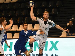 Roman Carapkin (v loptou) prispel k výhre v Hlohovci šiestimi gólmi.