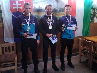 Medailisti v hlavnej kategórii mužov. Zľava druhý D. Franko, prvý Šurgan a tretí S. Franko.
