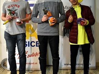 Ocenené trio. Zľava druhý Tysz, prvý Mušinský a tretí Simočko.