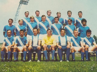 Ján Slosiarik (dole druhý zľava) v drese Lokomotívy.