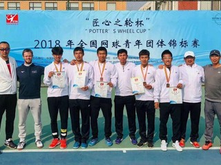 Momentka z národných čínskych majstrovstiev juniorských tímov. Družstvo nehrajúceho kapitána Mateja Klobušovského (druhý zľava) obsadilo tretie miesto.