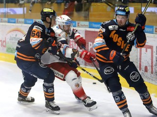 Na snímke hokejisti Košíc Patrik Koch (vľavo) a David Růžička, uprostred Mike Parks (Zvolen).